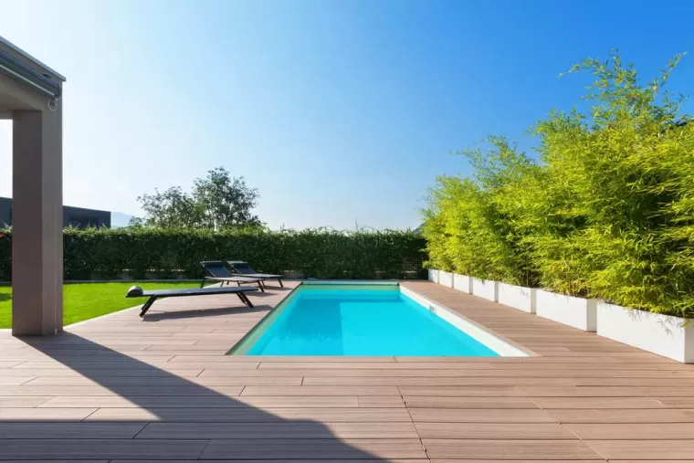 Margelle imitation bois pour piscine, Sury-le-Comtal, Revêtements Foréziens