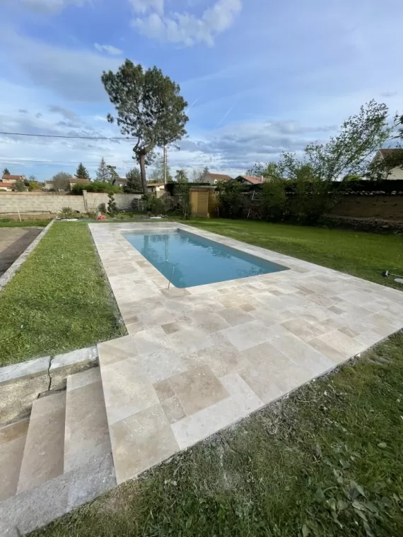 Création d'un contour de piscine en travertin vers Montbrison