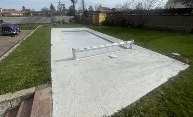 Création d'un contour de piscine en travertin vers Montbrison