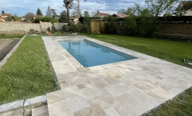 Création d'un contour de piscine en travertin vers Montbrison
